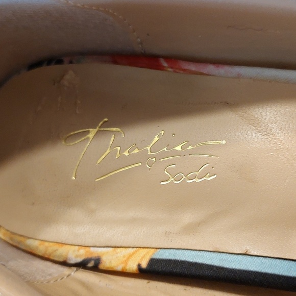 THALIA SODI ELINA PUMPS with COLORFUL FABRIC and 4" GOLD SPIKED HEEL. SZ 8.5 med - Picture 8 of 9